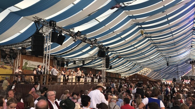 Am Jubiläumsabend der Volksfest-Musikanten war das Festzelt Wenisch voll besetzt.