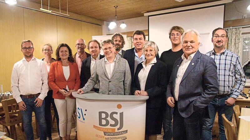 Vorstand und Ehrengäste versammelten sich zum Kreisjugendtag der Bayerischen Sportjugend in der Ergoldinger Stuben.
