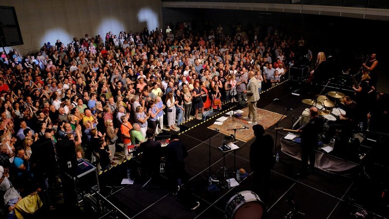 Das Live-Erlbnis mit Publikum, wie beim Heimspiel in der Fraunhofer-Halle, haben Hannes Ringlstetter und seine Band auf Tour sehr genossen.