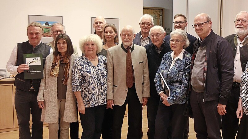 Viele Gründungsmitglieder, Sponsoren und Förderer des Musik-Förderkreises kamen am Mittwoch im Trauzimmer des Nandlstädter Rathauses zusammen, um die Chronik zu feiern.