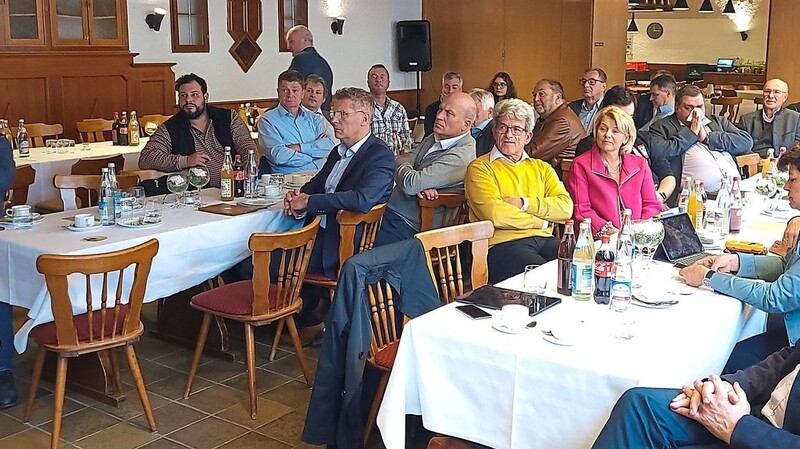 So viele Bürgermeister an einer Stelle sieht man selten: 32 der 41 Gemeindevorsteher im Landkreis Regensburg kommen im Gasthof Butz zur Kreisverbandssitzung des Gemeindetags zusammen. Rechts im Vordergrund: Kreisvorsitzender Eduard Obermeier (CSU).