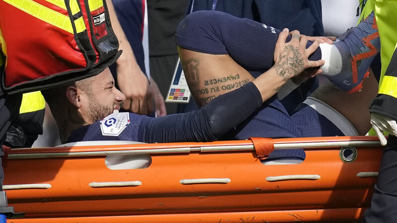 Neymar musste verletzt vom Platz getragen werden.