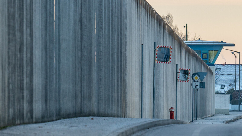 Eine Mauer an der Justizvollzugsanstalt (JVA) Straubing.