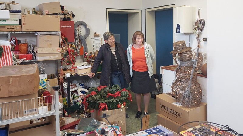 Eugenia Klement und Marianne Kirchberger (von links) organisieren auch heuer wieder einen Weihnachtsflohmarkt. Dabei gibt es neben Kugeln und Krippen auch Besonderes wie den leuchtenden Weihnachtsmann, der seinen Hut zieht.