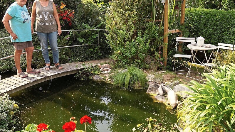 Im wahrsten Sinne des Wortes ein Gartenparadies haben sich Marianne Schreckenast (links) und Gisela Wurm auf rund 4 000 Quadratmetern geschaffen.