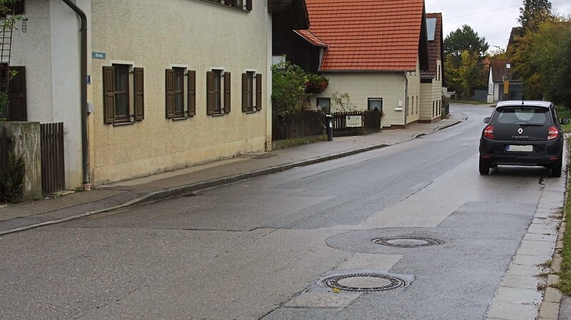 Ein Flickenteppich ist die Ortsdurchfahrt von Rudelzhausen. Ein Ende dieses Zustandes ist nicht in Sicht.
