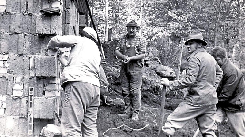 Willi Kastner zusammen mit Josef Fischer (genannt Sule), Jak Schweitzer und Franz Kögler (genannt Frando) beim Kelleranbau an der Roberthütte 1974.