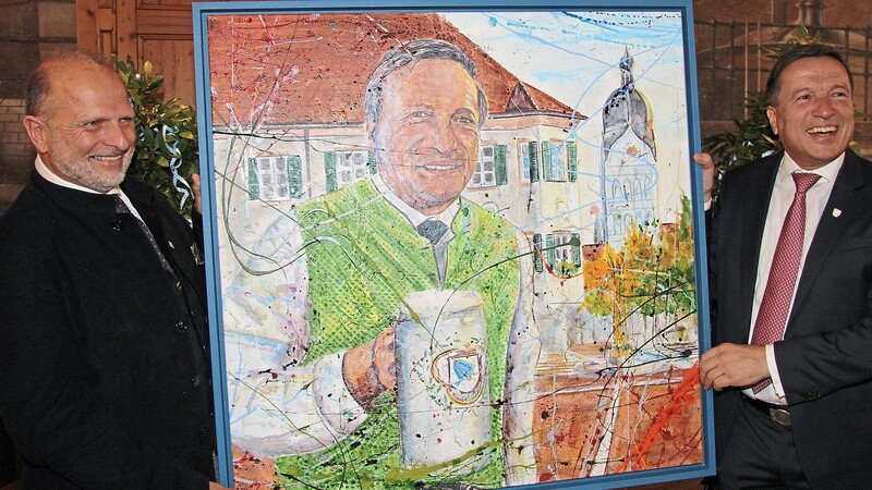 Das Geschenk: Stadtrat und zugleich Künstler Harry Seeholzer (links) hatte ein Porträt vom Erdinger Rathaus mit dem Jubilar OB Max Gotz gemalt.
