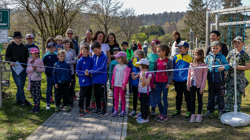 Heike Fries eröffnete zusammen mit Kindern und Eltern den Wanderweg.