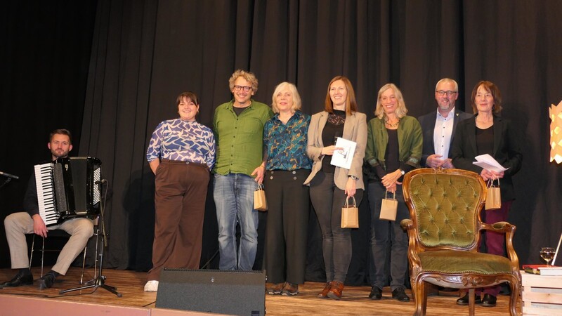 Daniel Zacher (v.l.), Teresa Pöschl, Ulrike Anna Bleier, Kristina Pöschl, Barbara Krohn, Hans Greil und Eva Bauernfeind.