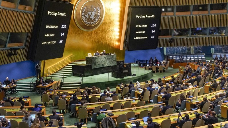Die UN-Vollversammlung hat eine Resolution zur Verbesserung der humanitären Situation und für eine sofortige Waffenruhe im Gazastreifen verabschiedet. Deutschland hat sich bei der Abstimmung enthalten.