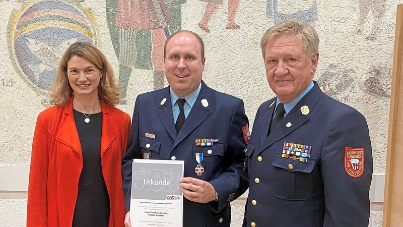 Aus den Händen von Landrätin Tanja Schweiger und Kreisbrandrat Wolfgang Scheuerer (rechts) erhielt der Barbinger Fabian Kaptein das bayerische Ehrenkreuz in Silber für hervorragende Leistungen im Feuerwehrwesen.
