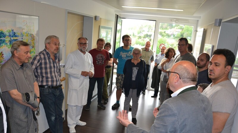 Landrat Martin Neumeyer (vorne rechts) führte die Gewerkschafter, Betriebs- und Personalräte zusammen mit Ärztlichem Direktor Norbert Kutz (3. v. l.) und Personalratsvorsitzendem Hans Kleehaupt (2. v. l.) durch die Stationen in der Goldberg-Klinik.