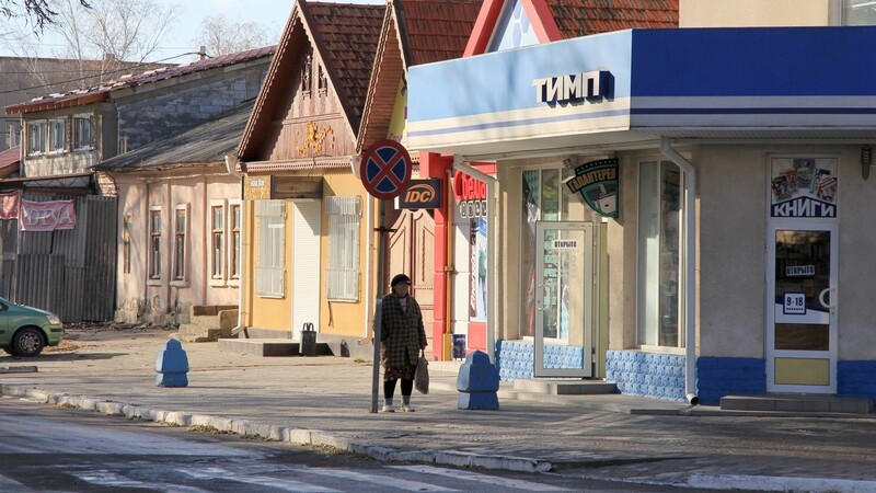 Ein ältere Frau steht auf einem Bürgersteig in Tiraspol in der Region Transnistrien. Das abtrünnige Gebiet ist eine große Bürde für die kleine Republik Moldau, die in die Europäische Union strebt.