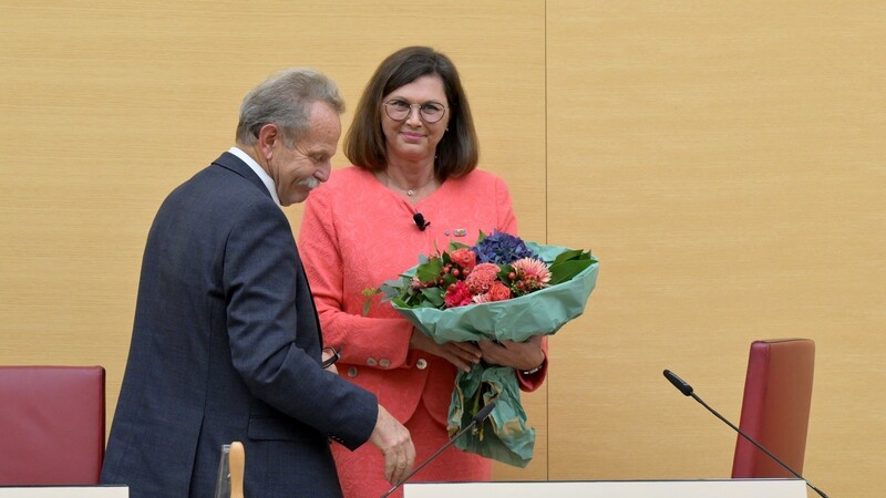 Ilse Aigner bekommt nach ihrer Wiederwahl zur Landtagspräsidentin, während der konstituierende Sitzung des neu gewählten bayerischen Landtags ihren Platz von Alterspräsident Paul Knoblach überlassen.
