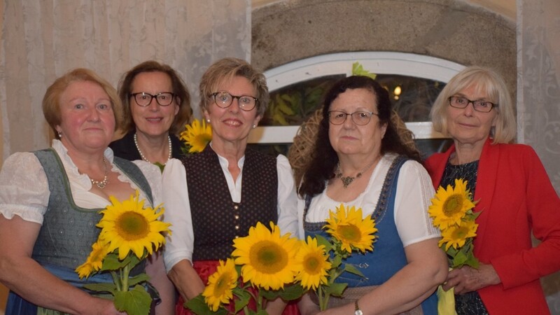 Die Vorstandschaft im Bild mit Hildegard Forstner, Gudrun Werfl - sie war Jahre lang Vorsitzende des Vereins - , Petra Schiffl, Maria Meyer und Ehrenvorsitzender Christa Hummel. Sie blickten auf 25 Jahre Vereinsgeschichte.
