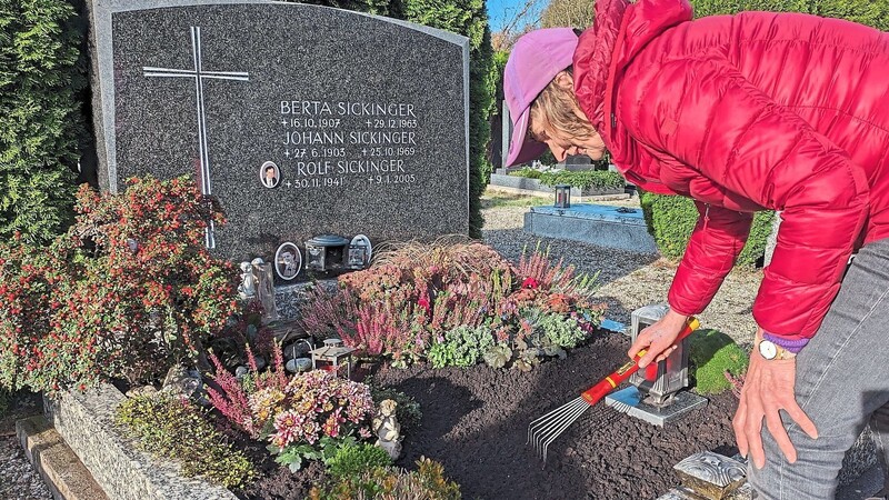 Feinarbeit nach vielen Stunden Neugestaltung: Die meisten Besitzer von Erdgräbern am Plattlinger Friedhof betreiben vor Allerheiligen einen hohen Pflegeaufwand, der die Verbundenheit mit und den Respekt vor den Verstorbenen bekundet.