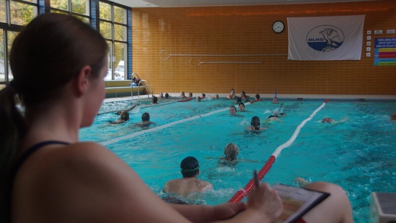 Haben sportliche Schwimmer im Hallenbad - wie hier beim 24-Stunden-Schwimmen der DLRG - ausreichend Platz? Um mögliche Interessenskonflikte mit eher gemütlichen Badegästen ging es am Montag in Zinzendorf.