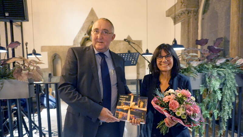 Josef Roidl (Geschäftsführer Battenberg Gietl Verlag) mit der neuen Alamanach-Herausgeberin Carola Kupfer.