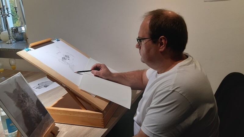 Leon Buchmüller beim Zeichnen.