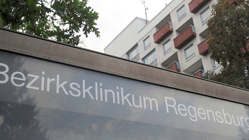 Im Bezirksklinikum Regensburg hat ein 14-Jähriger mit einem Messer zwei Personen angegriffen.