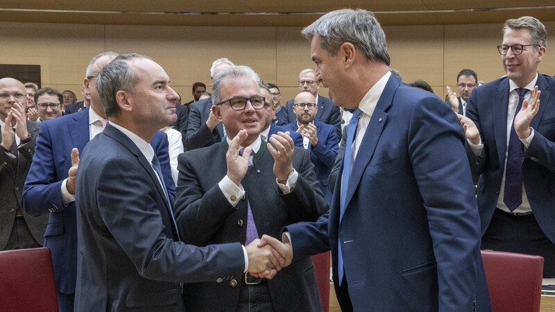 Freie-Wähler-Chef Hubert Aiwanger (l.) gratuliert CSU-Chef Markus Söder (r.) zu dessen Wiederwahl zum bayerischen Ministerpräsidenten. Dennoch bleibt Aiwanger für Söder ein Stellvertreter, der schwer berechenbar und noch weniger einzuhegen ist.