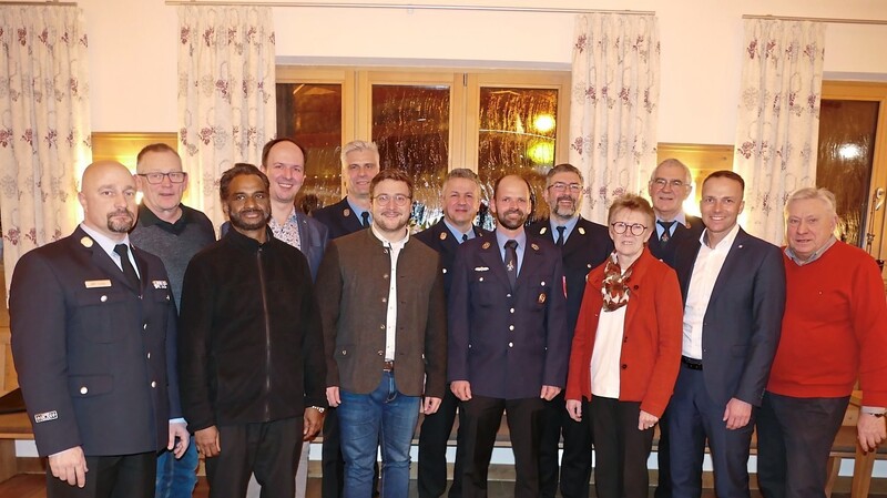 Die Vorstände und Kommandanten der Feuerwehr Teisbach mit den drei Bürgermeistern, Stadträten, KBM Fischer und Pfarrer Dr. Thomas.
