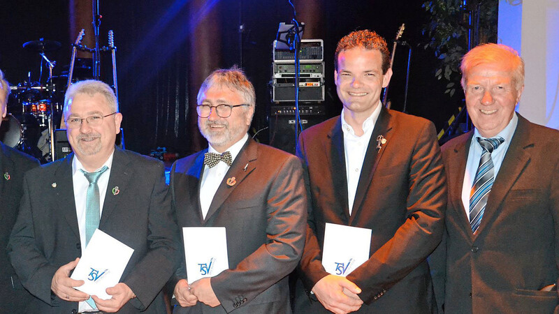 Herbert Knier (rechts) freute sich mit den stolzen Silbernadelträgern Martin Bolling, Robert Zehentmeier und Ralf Gaffal (v. l.).