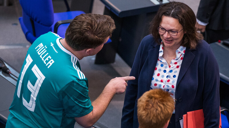 14. Juni 2018: Florian Post, bayerischer SPD-Bundestagsabgeordneter, spricht in einem Fußball-Trikot des Nationalspielers Thomas Müller vor Sitzungsbeginn mit Andrea Nahles, der damaligen Fraktionsvorsitzenden der SPD im Bundestag.