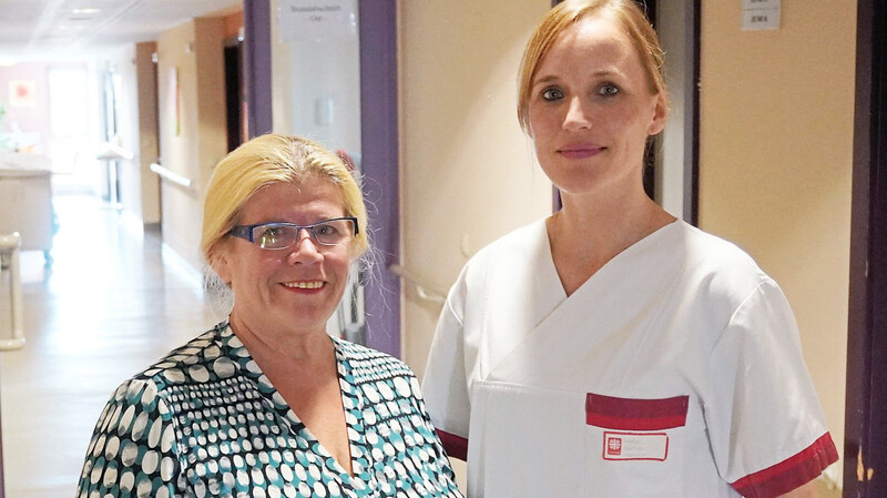 Pflegedienstleiterin Christa Primbs (links) und Pflegefachkraft Gudrun Poller vom Caritas-Marienstift arbeiten aus Überzeugung in der Pflege und erhoffen sich auch in Zukunft mehr Zuspruch.