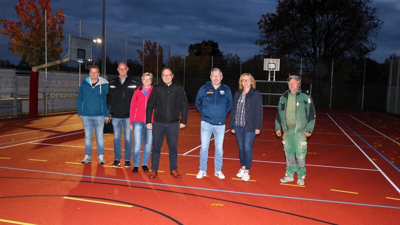 Bürgermeister Martin Stoiber (Mitte) stellt mit Stadtmitarbeiter Sebastian Karl, den Stadträten Michael Kelnhofer, Martina Matzke, Oliver Schulz und Barbara Dankerl sowie Marco Drexler (von links) von der gleichnamigen Sportanlagenbau-Firma den neuen Allwetterplatz vor.