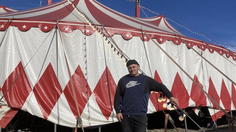 Gino Frank ist technischer Leiter vom Moskauer Circus. Anfeindungen gehören seit dem Überfall Russlands auf die Ukraine zum Alltag. Der 36-Jährige und seine Crew distanzieren sich ausdrücklich von dem Krieg.