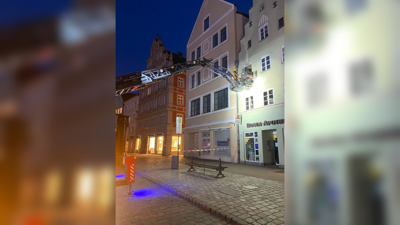 Am Dienstagabend musste um kurz nach 18 Uhr eine Person in der Unteren Altstadt über eine Drehleiter der Feuerwehr gerettet werden.
