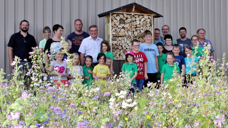 "Die junge Gärtnerbande" des Obst- und Gartenbauvereins bastelte Insektenhotel