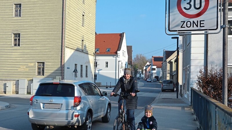 Für mehr Sicherheit von Fußgängern und Radfahrern soll die neue Tempo 30-Zone auf der Ortsdurchfahrt von Au sorgen.