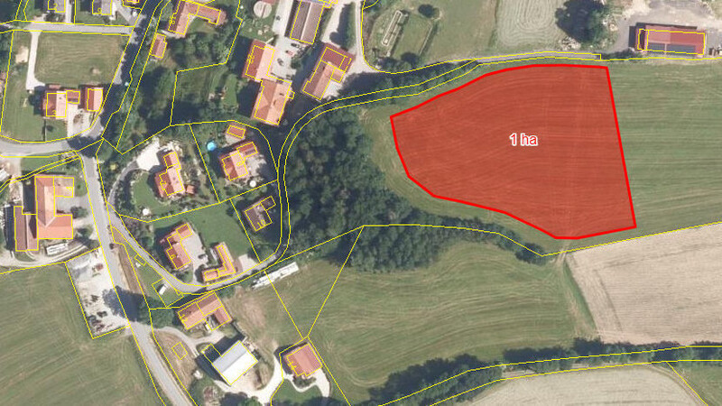 Die rot gekennzeichnete Fläche soll als PV-Freiflächenanlage ausgewiesen werden: Links davon und oben ist der Ortsteil Blachendorf, links die Straße nach Drachselsried.