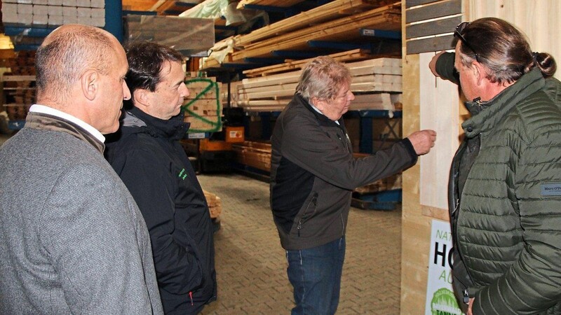 Präsident Josef Ziegler (Zweiter von links), Josef Liegl von der Waldbesitzervereinigung Waldmünchen (links) und Säger Josef Späth (rechts) hören neueste Pläne von "Holz vo dahoam"-Gründer Heiner Weingärtner.