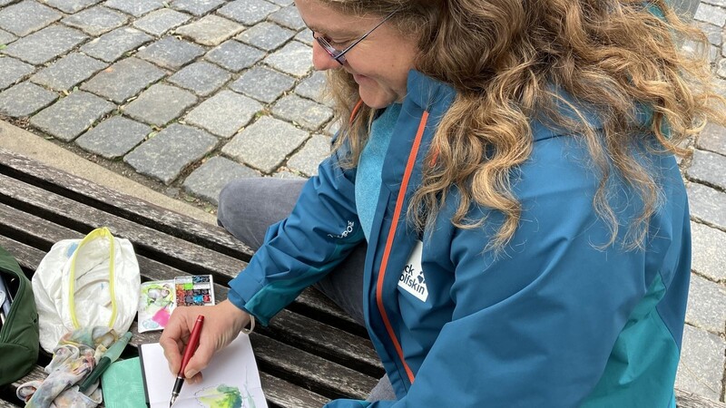 Andrea Potzler ist gerne mit ihrem Skizzenbuch unterwegs. Aus ihren Lieblingsmotiven in Straubing ist nun ein Kalender entstanden.