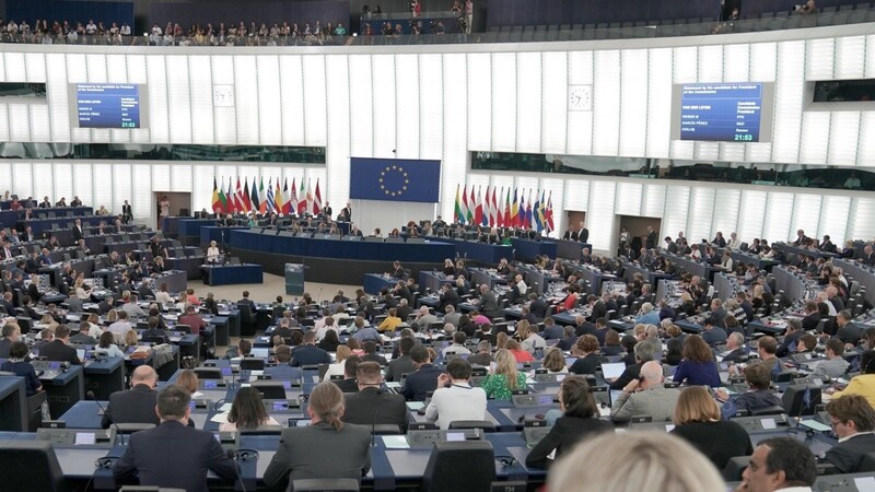 383 Abgeordnete im Straßburger Parlament waren am Ende für die Kandidatin der Staats- und Regierungschefs, 327 gegen sie: Das war kein Triumph.