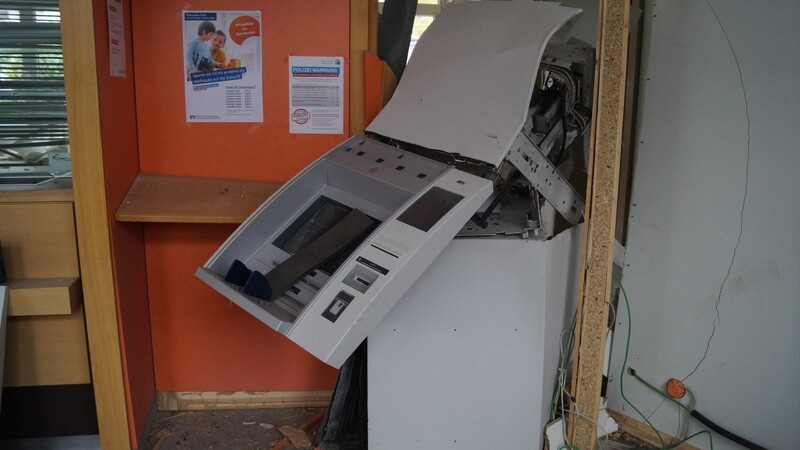 Unbekannte Täter haben bei der Raiffeisenbank-Filiale in Lohberghütte kürzlich einen Geldautomaten gesprengt und dabei hohen Sachschaden verursacht.