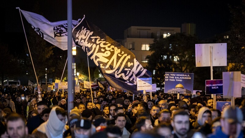 Eine Fahne mit arabischer Schrift weht in Essen bei der Kundgebung "Gaza unter Beschuss - gemeinsam gegen das Unrecht". Die Teilnehmer demonstrierten am Freitag gegen den israelischen Militäreinsatz im Gazastreifen.