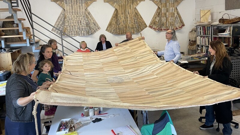 Ein Segel aus Fischhaut, das die Teilnehmer des Workshops mit Künstler Anatol Donkan auffalten. Sie kamen aus Zwiesel, Regen, Deggendorf, Regensburg und Viechtach, um die Technik auszuprobieren.