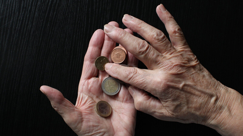 Nach Angaben des Statistischen Bundesamts waren im Jahr 2022 nach Sozialleistungen insgesamt 18,3 Prozent der 65-Jährigen und Älteren armutsgefährdet.