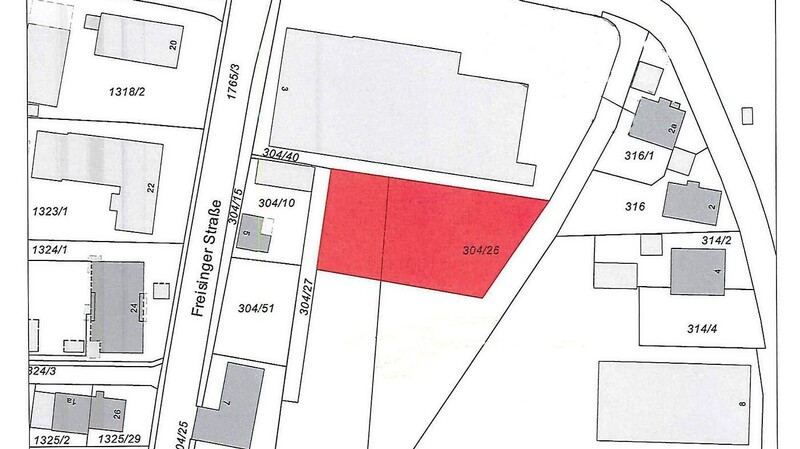 Objekt der Begierede: Das Lidl-Grundstück an der Freisinger Straße nebst Areal dahinter (in Rot).