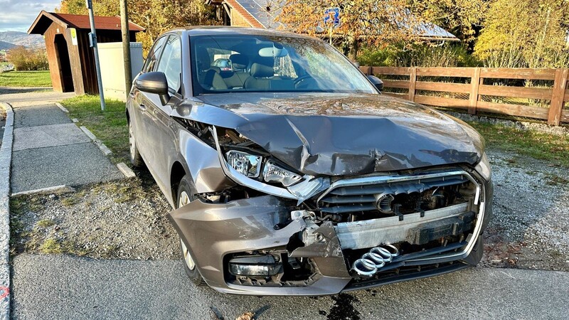 Der demolierte Audi der Unfallverursacherin.