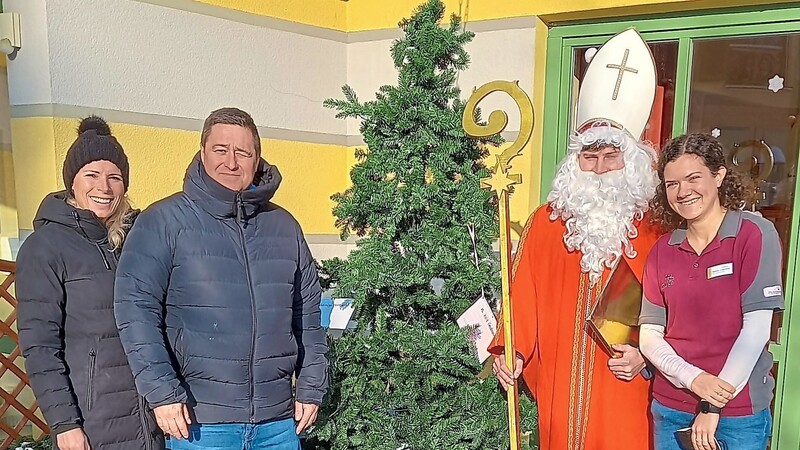 "Nikolaus" Vincent Zeitler überbringt beim Seniorenwohnheim in der Stadtwaldstraße die Geschenke an die Bewohner.