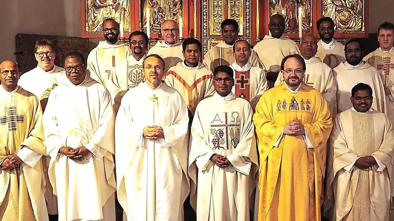 Zahlreiche Priester aus den benachbarten Pfarreien und der Weltkirche gratulierten zur Amtseinführung von Pater Joseph Santhappan.