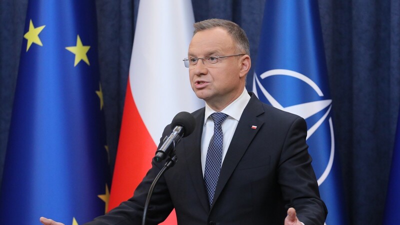 Polens Präsident Andrzej Duda hat den bisherigen Regierungschef Mateusz Morawiecki mit der Regierungsbildung beauftragt - obwohl ein Oppositionsbündnis die Mehrheit im Parlament stellt.