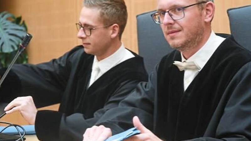 Staatsanwalt Wolfgang Voit (r.) mit seinem Kollegen Andreas Falk. Am zweiten Verhandlungstag konnte Voit nun die Anklage verlesen.