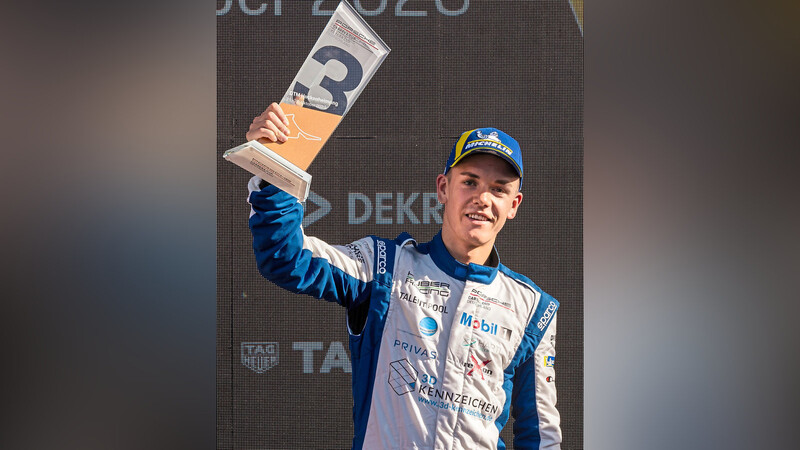 Mit Platz 3 im letzten Rennen in Hockenheim ist die Porsche-Carrera-Cup-Saison für den Mitterfelser Alex Tauscher versöhnlich zu Ende gegangen. Im nächsten Jahr will der 21-Jährige nicht so lange auf einen Platz auf dem Podium warten müssen.